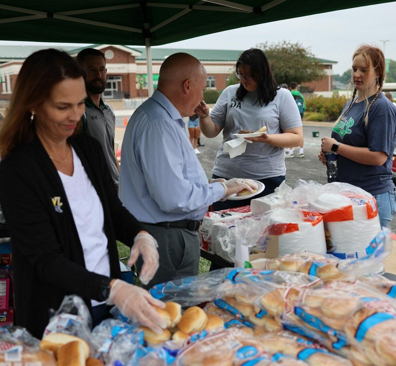 JWCC工作人员提供食物